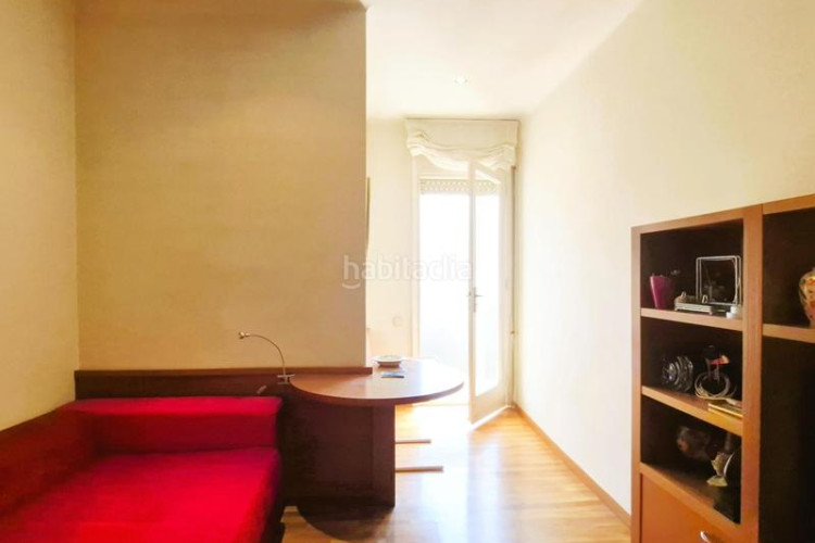 Piso de 137 m2 amb 4 hab i balco 10 m2 oest al carrer ireneu a 50 metres rambla en Terrassa