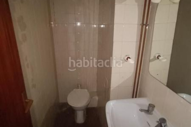 Piso  de 4 hab. con balcón exterior. muy amplio en Terrassa