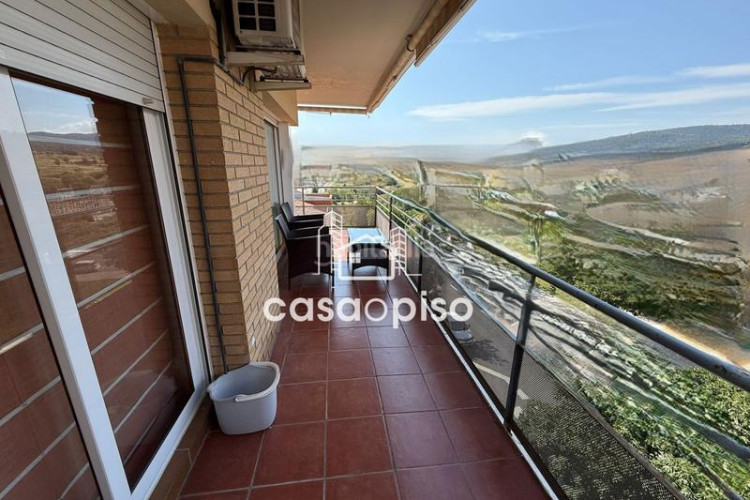 Piso amplio piso reformado en Can Roca. 3 dormitorios, 2 baños y terraza de 12 m. vistas espectaculares. ideal para tu familia. no lo d en Terrassa