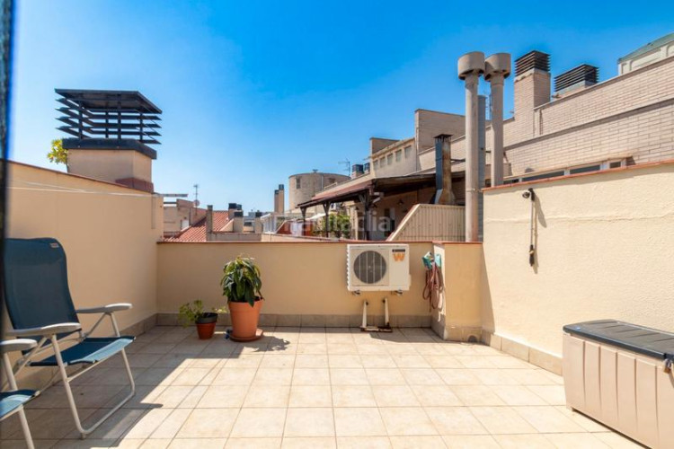 Dúplex zona centro. luminoso ático dúplex de 3habs. + 2lav. + terraza en Terrassa