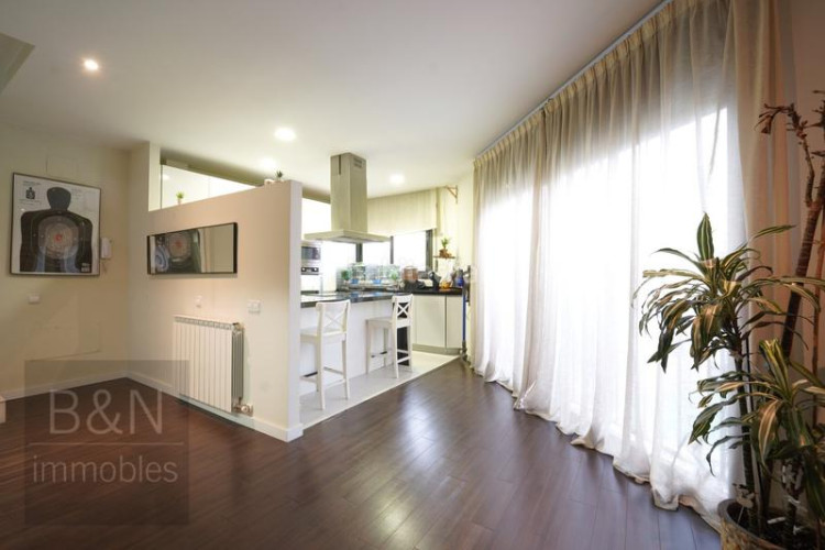 Casa  cantonera toda exterior, reformada en un estilo moderno y abierto, con una amplia terraza y gran garaje ! en Terrassa