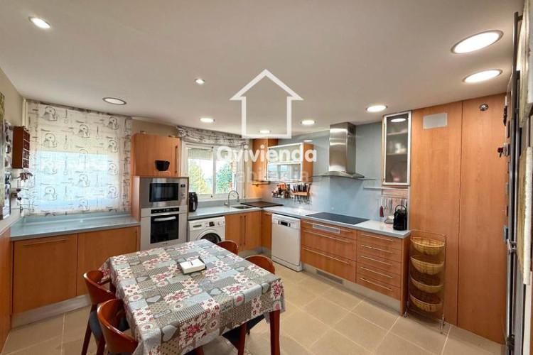 Ático  de 3 habitaciones con gran balcón en av glories catalanes, en Terrassa