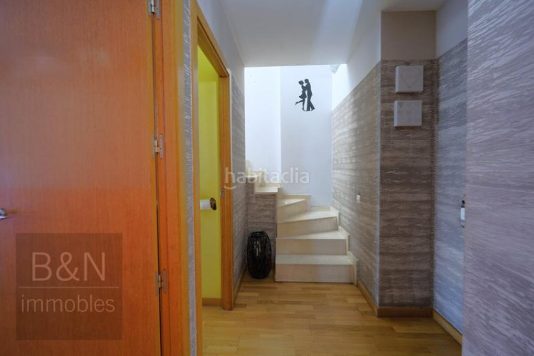 Dúplex tu hogar con alma espacio, confort, tres salidas al exterior y zona comunitaria con piscina y plaza de parking en Terrassa