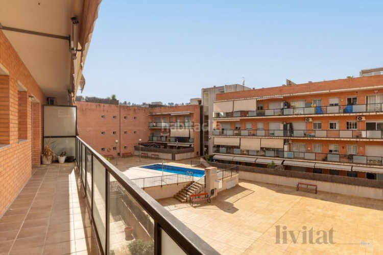Piso en edison piso con piscina, parking y trastero en Terrassa