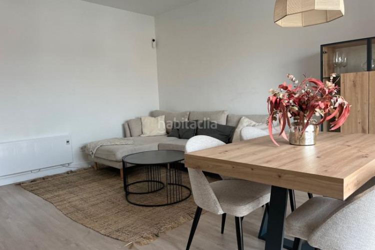 Piso en carrer de topete 52 precioso piso muy luminoso en inmejorable ubicación: consta de un salón-comedor, cocina, 3 habitaciones, baño, aseo, balcón y tra. en Terrassa