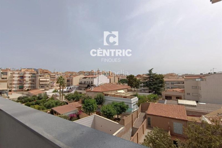 Piso dúplex tercera planta, 4 habitaciones y con terrazas en Terrassa