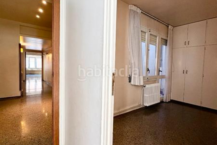 Piso  señorial único en pleno centro – 6 habitaciones, 3 baños, terraza de 200 m², parking incluido en Terrassa