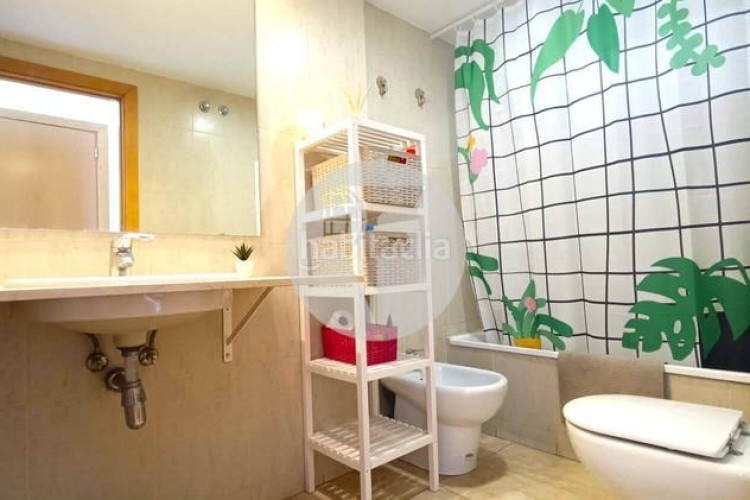 Piso bonito piso de 85 m2, 3 hab, 2 baños, galería, balcón, pk y zona comunitaria, en zona olímpica en Terrassa