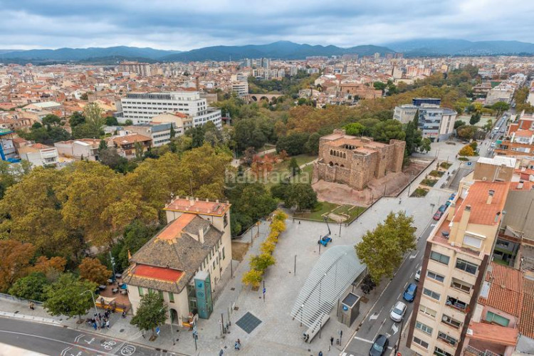 Ático  dúplex con terrazas y vistas panorámicas a un paso del centro , plaza de parking incluida en Terrassa