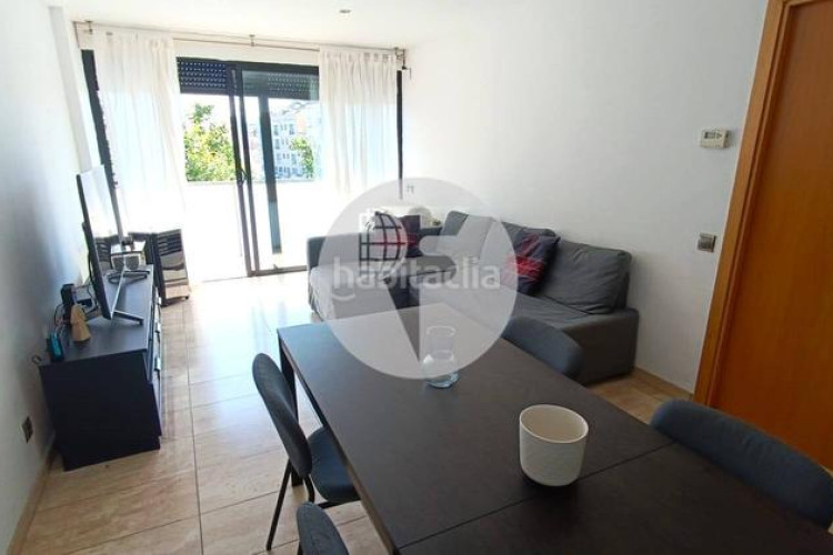 Piso bonito piso de 85 m2, 3 hab, 2 baños, galería, balcón, pk y zona comunitaria, en zona olímpica en Terrassa
