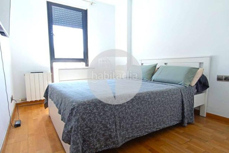 Piso bonito piso de 85 m2, 3 hab, 2 baños, galería, balcón, pk y zona comunitaria, en zona olímpica en Terrassa