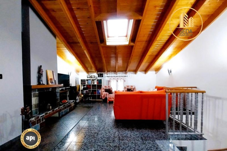 Casa impecable casa unifamiliar renovada con 4 plantas, garaje triple y estudio con chimenea en la gripia en Terrassa