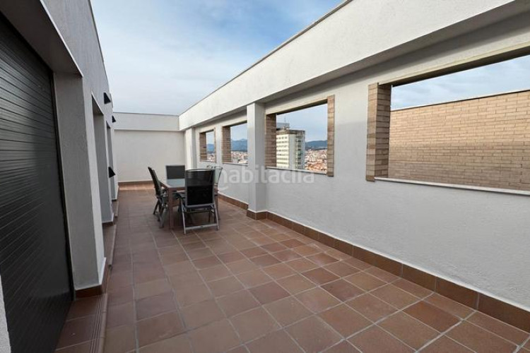Dúplex en carrer de miquel vives 5 exclusivo duplex: salón-comedor, cocina, 4 habitaciones, 3 baños, terraza, pk y trastero en Terrassa