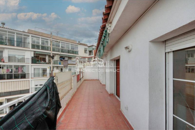 Piso ático con terraza con 5 habitaciones en can palet infórmese en Terrassa