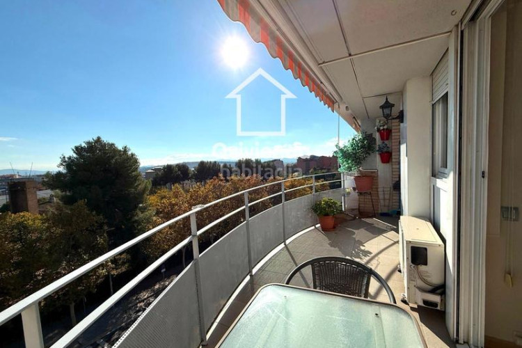 Ático  de 3 habitaciones con gran balcón en av glories catalanes, en Terrassa