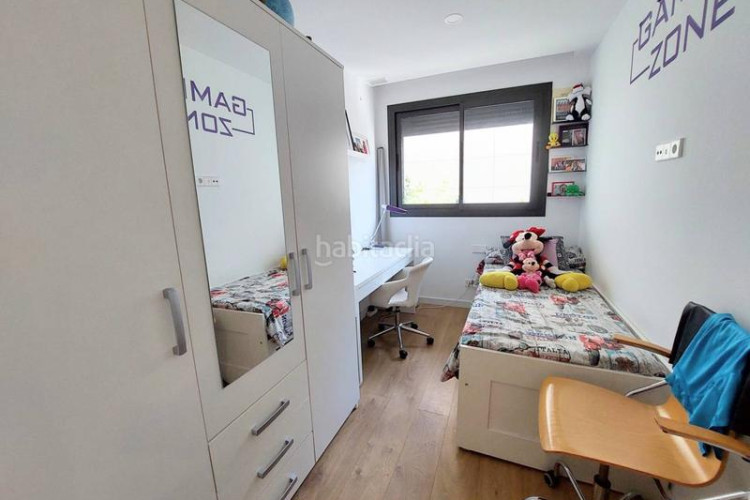 Piso  seminuevo junto a rambla, 3 habitaciones y pk opcional.. muy actual en Terrassa