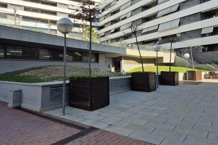 Piso edifici blau cel 3 hab amb 12 m2 sud al costat estacio est en Terrassa