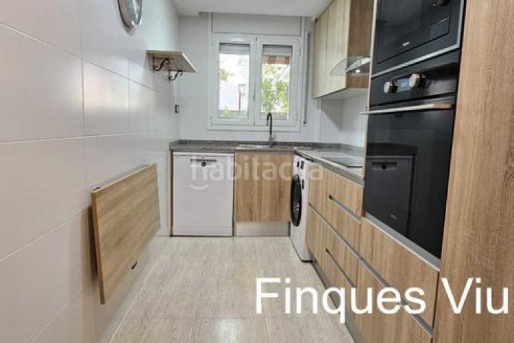 Piso  en planta baja totalmente actualizado 3 hb. con patio y parking en Terrassa