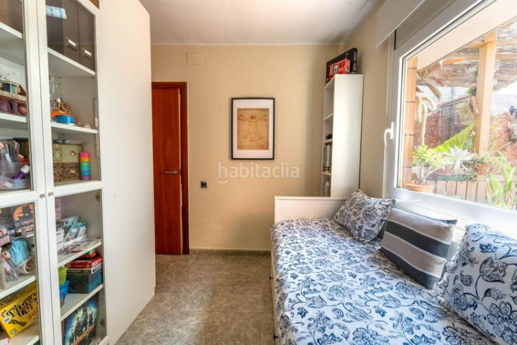 Casa adosada casa para entrar a vivir, con patio y terraza. a 10min. estación renfe este. en Terrassa