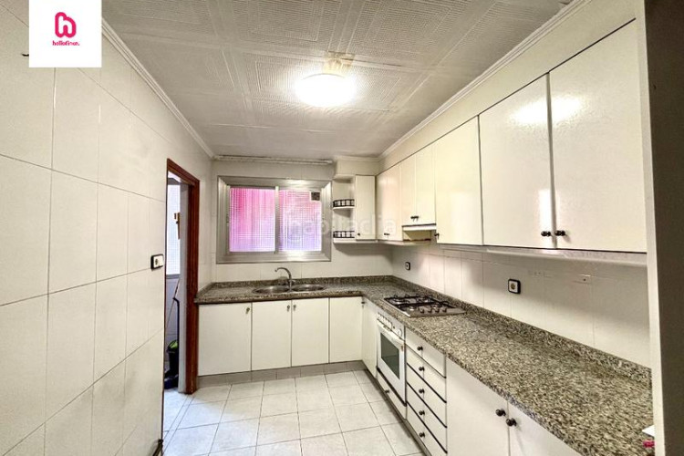 Piso  de 4 habitaciones con lavadero galería y balcón en Terrassa