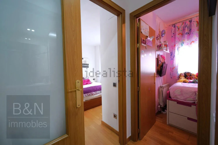 ¡Te vas a enamorar de su carácter! Amplio, luminoso, con zona comunitaria, párquing y trastero.