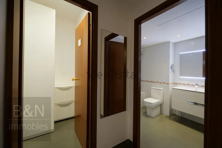 En exclusiva: planta baja con alma de hogar, gran terraza y parking en un entorno tranquilo rodeado