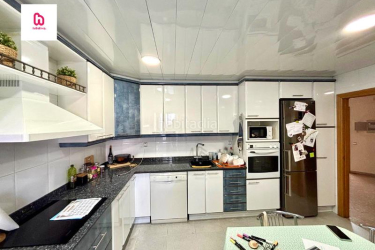 Piso  5 habitaciones con terraza balcón y lavadero para entrar a vivir en Terrassa