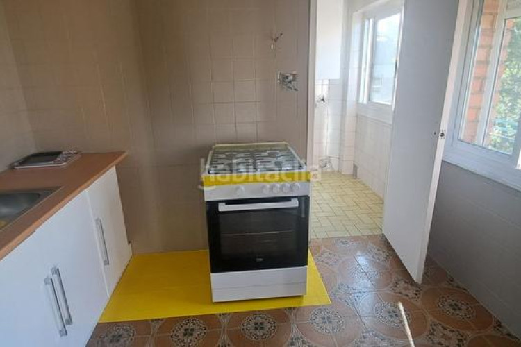 Piso  todo exterior con balcón y ascensor! en ca n anglada en Terrassa