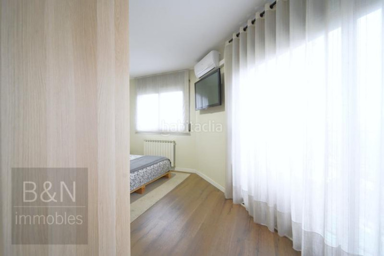Casa  cantonera toda exterior, reformada en un estilo moderno y abierto, con una amplia terraza y gran garaje ! en Terrassa