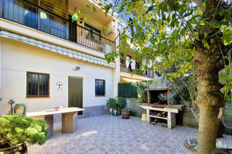 Casa magnifica casa unifamiliar de 230 m2 con 3 hab dobles y gran estudio 55 m2 en Terrassa