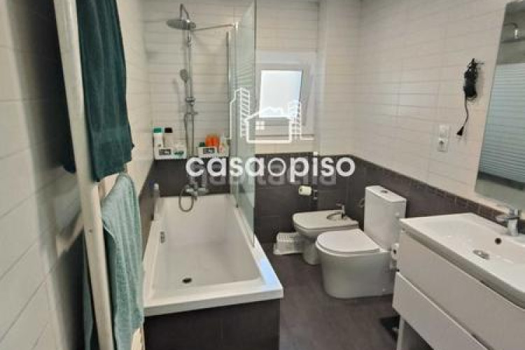 Piso  reformado en La Cogullada 3 dormitorios, 1 baño, todo exterior, cocina individual, con dos balcones uno de 6m y otro de 4m y en Terrassa