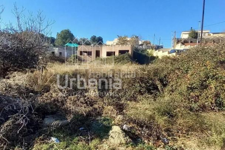 Chalet solar residencial esquinero con orientación sur en can boada, ! en Terrassa