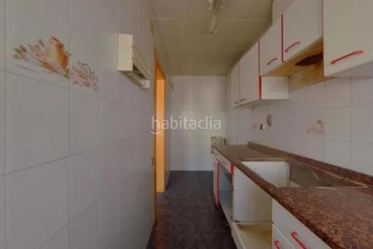 Piso errassa (barcelona). "okupado" (no se puede visitar ni hipotecar). en Terrassa