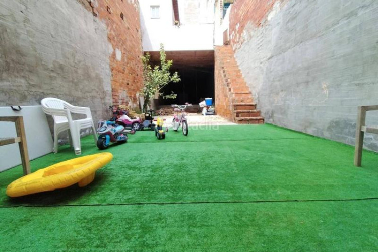 Casa adosada  reformada con terraza y jardín a 15 min del centro en Terrassa