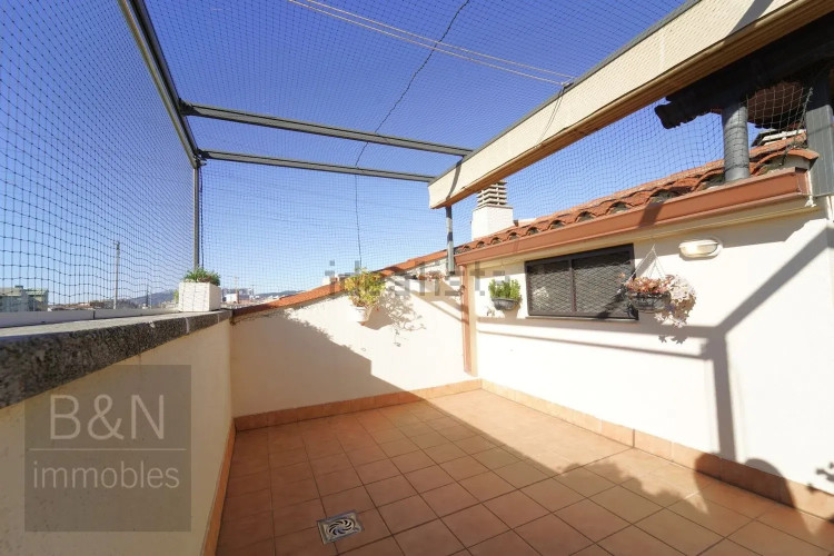 ¡Bienvenido al hogar de tus sueños! Este exclusivo dúplex es mucho más que una vivienda.
