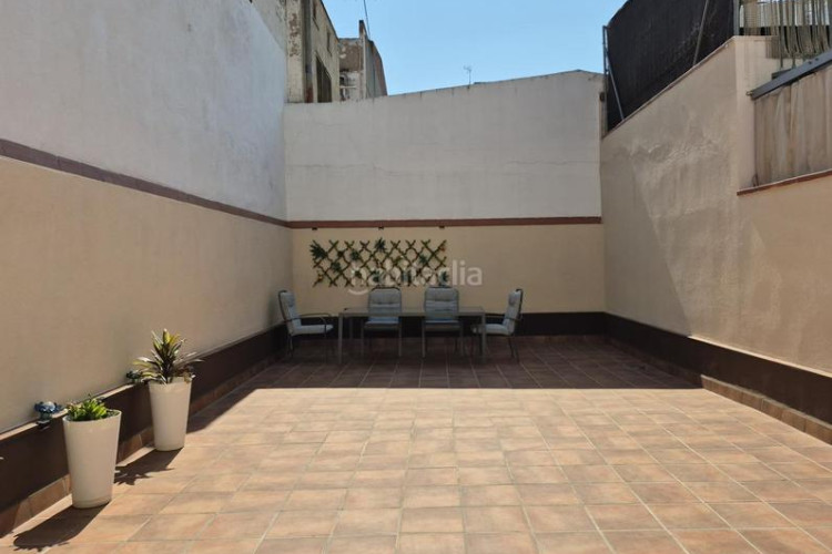Planta baja  seminueva de 3 hab con patio de 60 m2 en rambla francesc macia en Terrassa