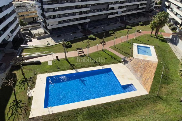 Piso edifici residencial blau cel de 3 hab con terraza 12 m2 sur 2 piscinas, gimnasio, conserjeria y mas en Terrassa