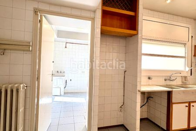Piso  señorial único en pleno centro – 6 habitaciones, 3 baños, terraza de 200 m², parking incluido en Terrassa