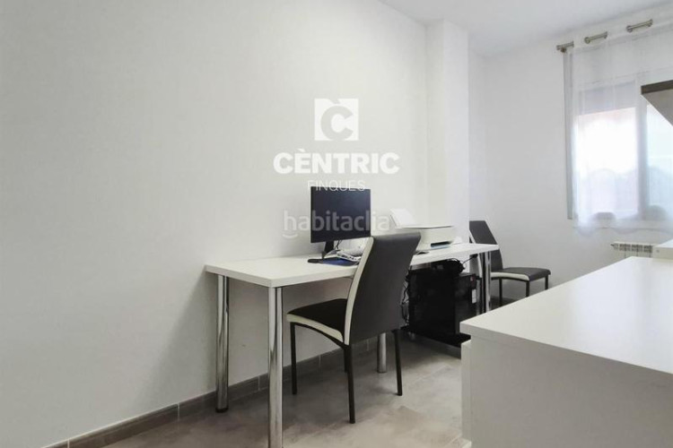 Piso planta baja seminueva de 3 hab con patio 60 m2 sur en francesc macia en Terrassa