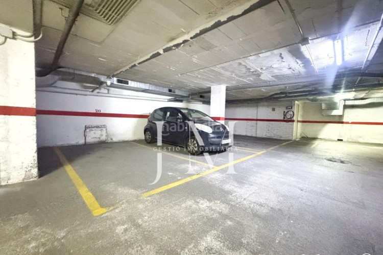 Piso oportunidad única: piso con piscina, parking y trastero en Terrassa