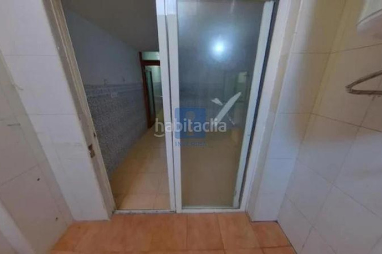 Piso inmueble ilegalmente okupado situado en la calle sant crispi 138, bajos 1, , barcelona en Terrassa