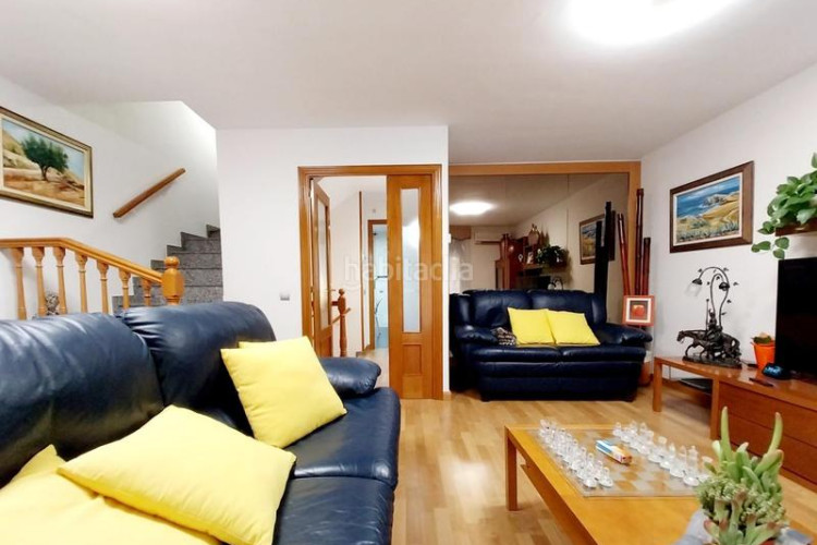 Casa magnifica casa unifamiliar de 230 m2 con 3 hab dobles y gran estudio 55 m2 en Terrassa