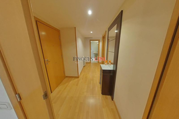 Piso dúplex con 4 habitaciones, 3 baños y parking en ubicación privilegiada en Terrassa