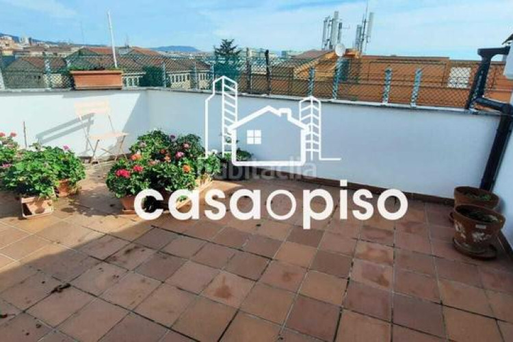 Dúplex  seminuevo en ca nanglada, 2 dormitorios, 2 baños, terraza de 15m y garaje. buena ubicación y vistas despejadas. ven a visit en Terrassa