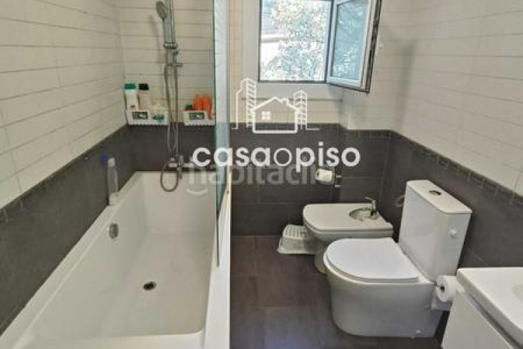 Piso  reformado en La Cogullada 3 dormitorios, 1 baño, todo exterior, cocina individual, con dos balcones uno de 6m y otro de 4m y en Terrassa