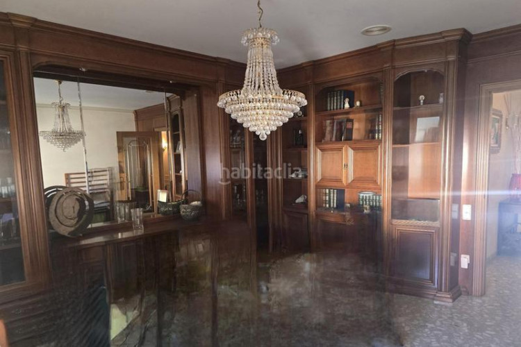 Chalet casa de 3 plantas con piscina y gran garajealmacén en Terrassa