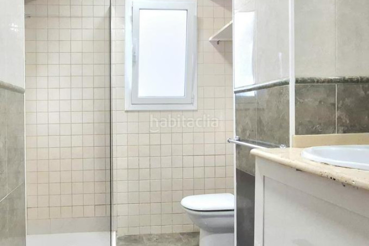 Piso cantoner de 115 m2 amb 4 hab i 2 banys al carrer faraday a 100 metres de la plaça del progres en Terrassa