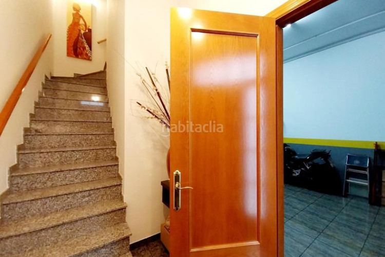 Casa adosada  con patio de 34m en la gripia, 3 hab. dobles estudio de 55m con fuego a tierra. amplio garaje en Terrassa