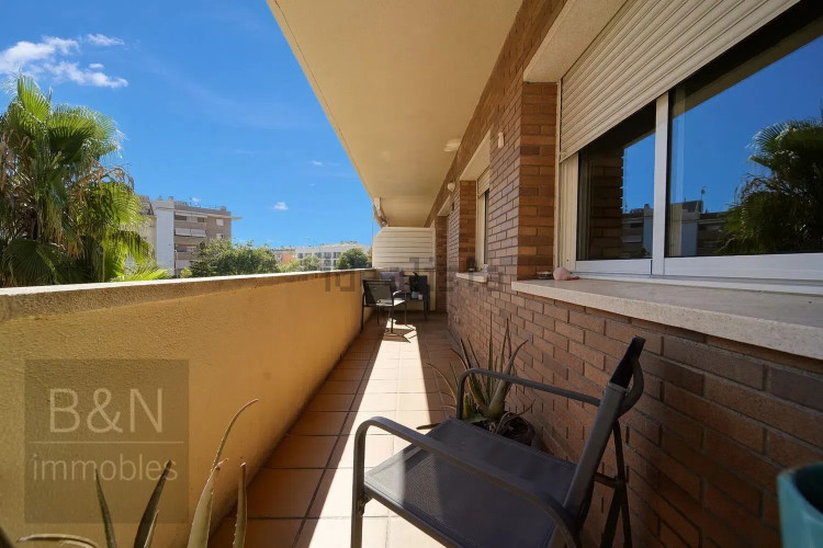 Una vivienda reformada con encanto, dos balcones y plaza de parking