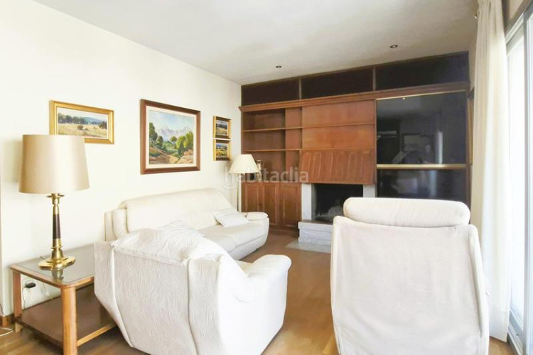 Piso de 137 m2 amb 4 hab i balco 10 m2 oest al carrer ireneu a 50 metres rambla en Terrassa